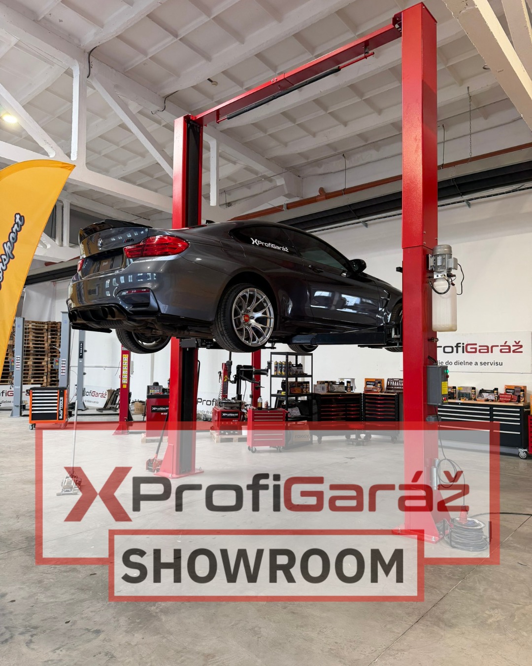 Vybavený showroom Profigaráž s automobilom na zdviháku
